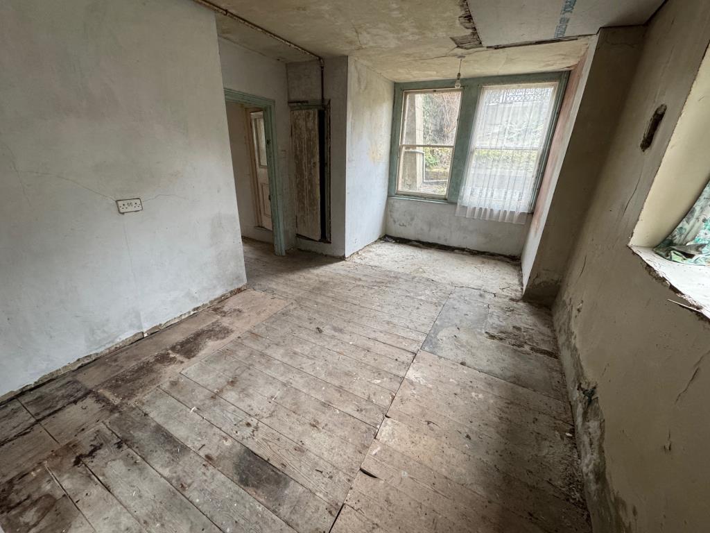 Lot: 163 - DETACHED THREE STOREY PROPERTY FOR TOTAL REFURBISHMENT - Lower ground floor room 1